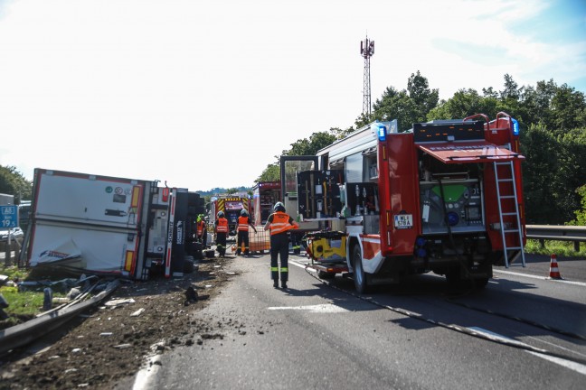 LKW-Sattelzug auf Innkreisautobahn in Pichl bei Wels umgest�rzt