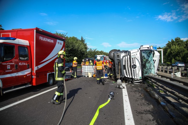 LKW-Sattelzug auf Innkreisautobahn in Pichl bei Wels umgest�rzt