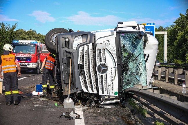 LKW-Sattelzug auf Innkreisautobahn in Pichl bei Wels umgest�rzt