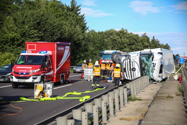 LKW-Sattelzug auf Innkreisautobahn in Pichl bei Wels umgest�rzt