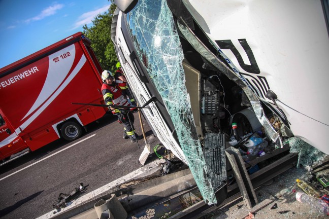 LKW-Sattelzug auf Innkreisautobahn in Pichl bei Wels umgest�rzt