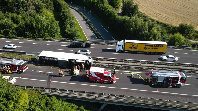 LKW-Sattelzug auf Innkreisautobahn in Pichl bei Wels umgest�rzt