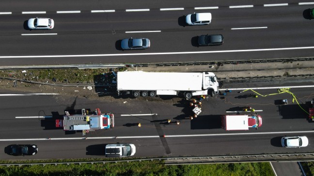 LKW-Sattelzug auf Innkreisautobahn in Pichl bei Wels umgest�rzt