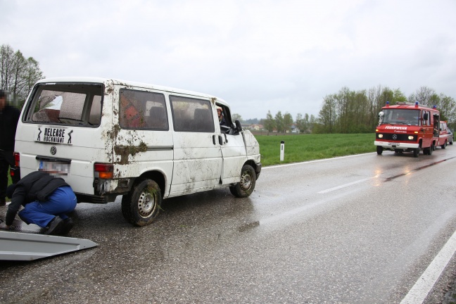 Fahrzeug stürzte bei Verkehrsunfall in Pötting über Böschung