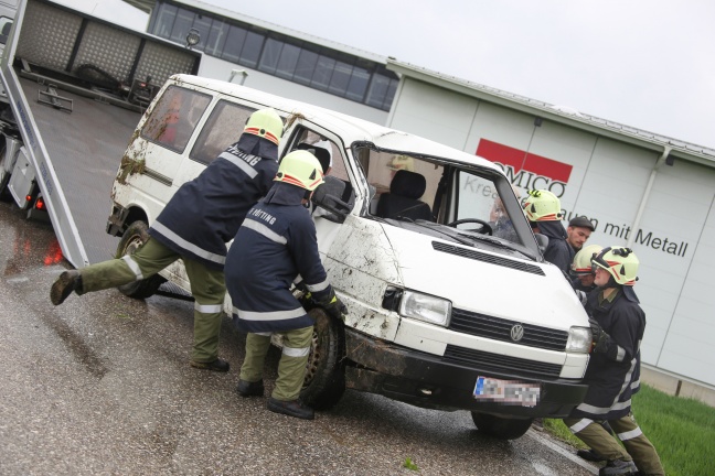 Fahrzeug stürzte bei Verkehrsunfall in Pötting über Böschung