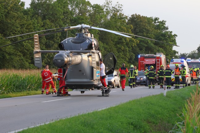 Drei teils Schwerverletzte bei Crash mit vier beteiligten Autos auf Wiener Stra�e bei Lambach