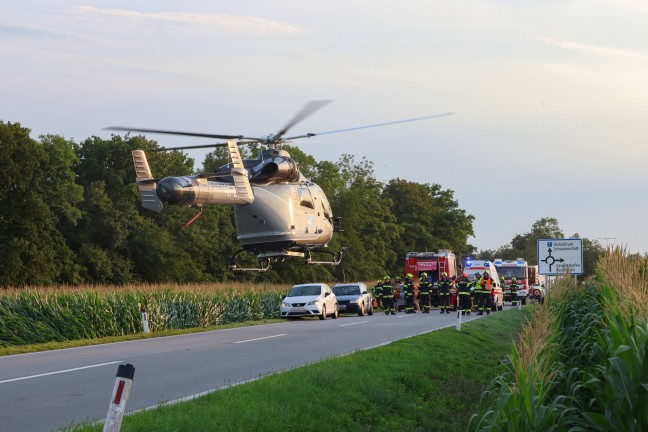 Drei teils Schwerverletzte bei Crash mit vier beteiligten Autos auf Wiener Stra�e bei Lambach