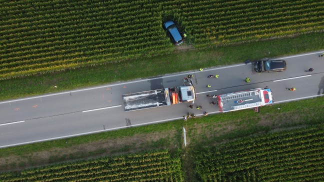 Drei teils Schwerverletzte bei Crash mit vier beteiligten Autos auf Wiener Stra�e bei Lambach