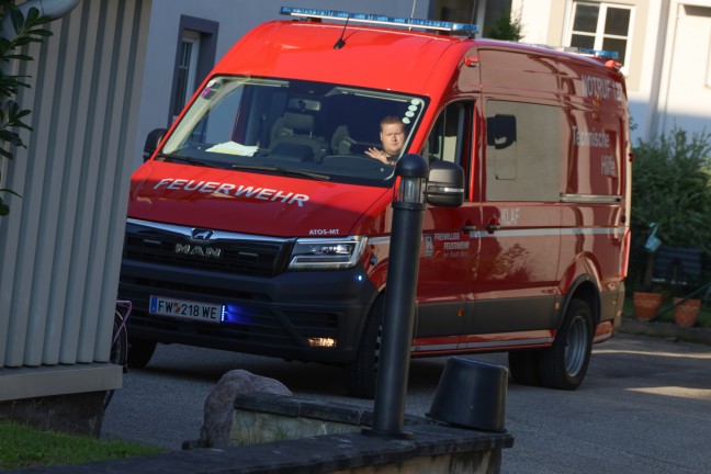 Katze durch Feuerwehr und Polizei von Balkon einer Wohnanlage in Wels-Neustadt gerettet