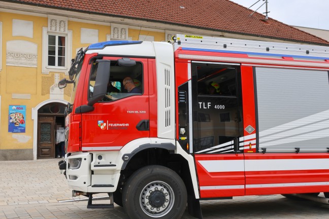 Drei Feuerwehren zu Rauchentwicklung bei einem Treppenlift in einem Geb�ude in H�rsching alarmiert