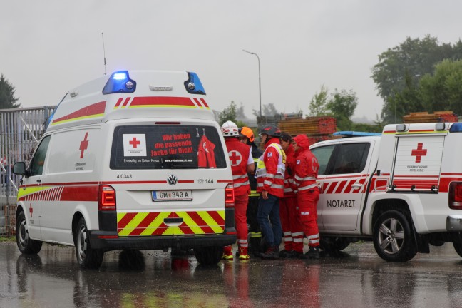 Chemische Reaktion: Brand bei Entsorgungsunternehmen in Pinsdorf rasch unter Kontrolle gebracht