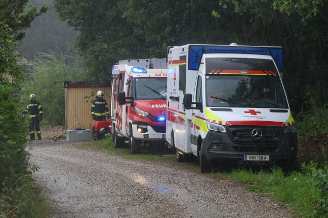 Chemische Reaktion: Brand bei Entsorgungsunternehmen in Pinsdorf rasch unter Kontrolle gebracht