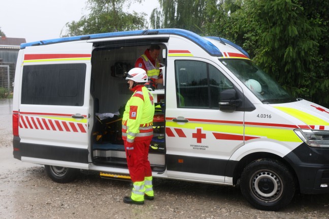 Chemische Reaktion: Brand bei Entsorgungsunternehmen in Pinsdorf rasch unter Kontrolle gebracht