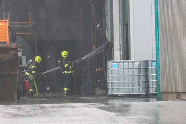 Chemische Reaktion: Brand bei Entsorgungsunternehmen in Pinsdorf rasch unter Kontrolle gebracht