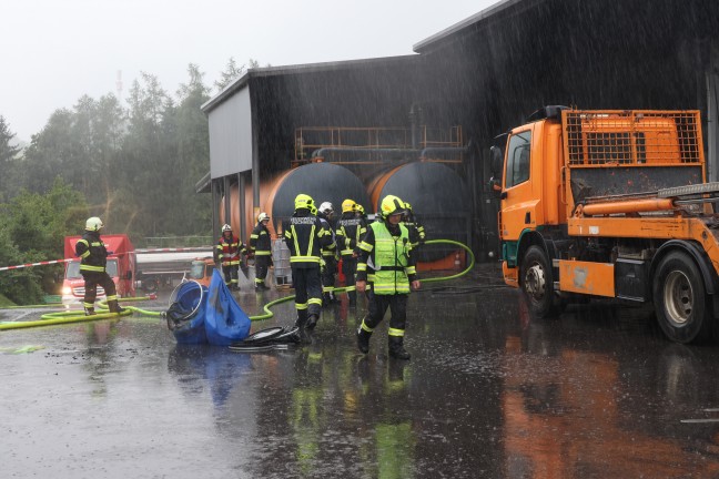 Chemische Reaktion: Brand bei Entsorgungsunternehmen in Pinsdorf rasch unter Kontrolle gebracht