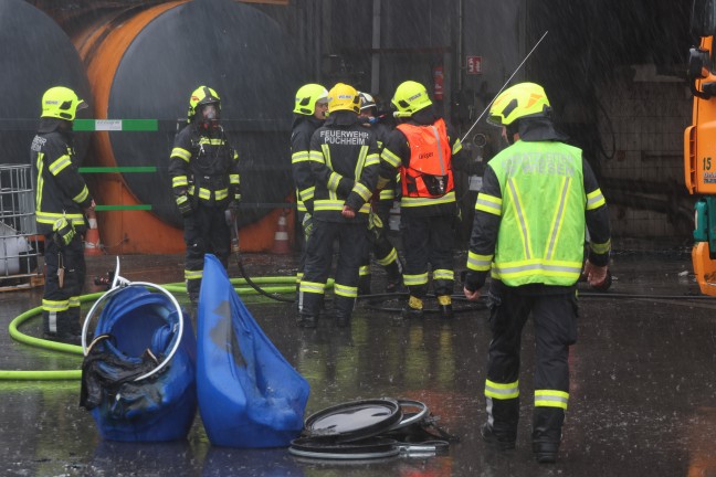 Chemische Reaktion: Brand bei Entsorgungsunternehmen in Pinsdorf rasch unter Kontrolle gebracht