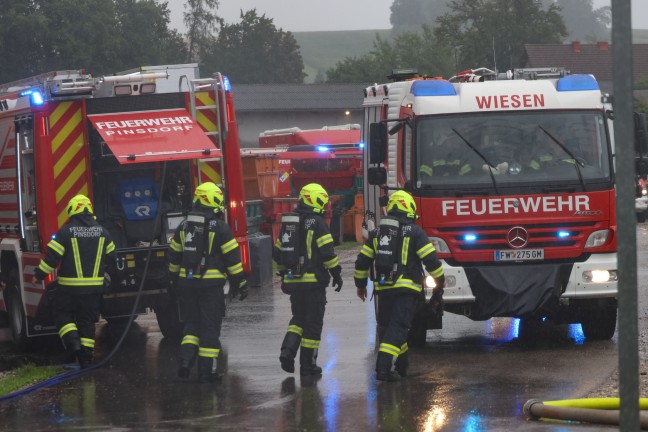 Chemische Reaktion: Brand bei Entsorgungsunternehmen in Pinsdorf rasch unter Kontrolle gebracht