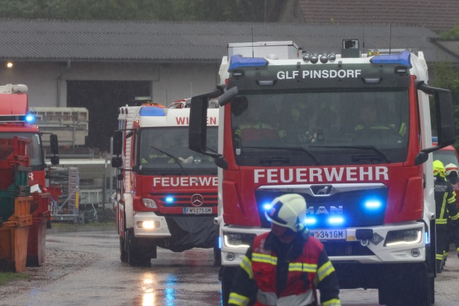 Chemische Reaktion: Brand bei Entsorgungsunternehmen in Pinsdorf rasch unter Kontrolle gebracht