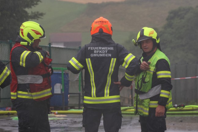 Chemische Reaktion: Brand bei Entsorgungsunternehmen in Pinsdorf rasch unter Kontrolle gebracht