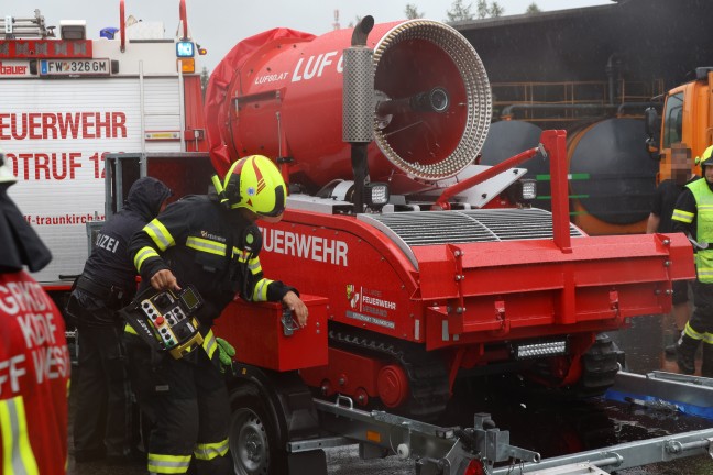 Chemische Reaktion: Brand bei Entsorgungsunternehmen in Pinsdorf rasch unter Kontrolle gebracht
