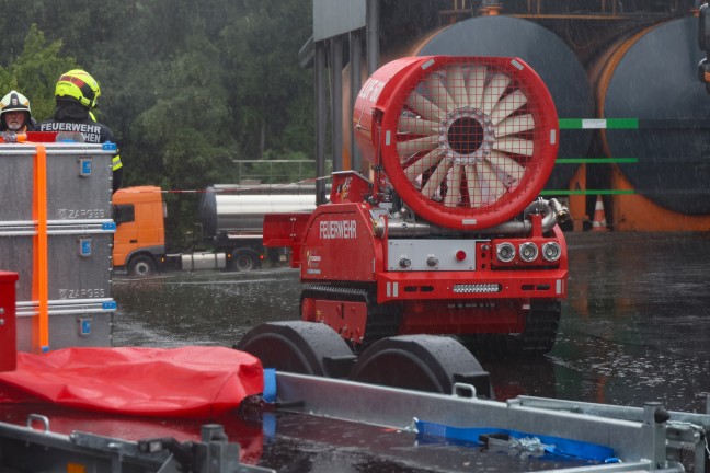 Chemische Reaktion: Brand bei Entsorgungsunternehmen in Pinsdorf rasch unter Kontrolle gebracht