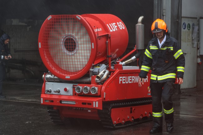 Chemische Reaktion: Brand bei Entsorgungsunternehmen in Pinsdorf rasch unter Kontrolle gebracht