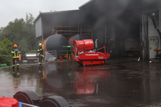 Chemische Reaktion: Brand bei Entsorgungsunternehmen in Pinsdorf rasch unter Kontrolle gebracht