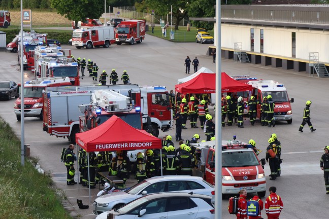 Gro�einsatz nach Brand einer L�ftungsanlage in einer Schokoladenfabrik in Sattledt