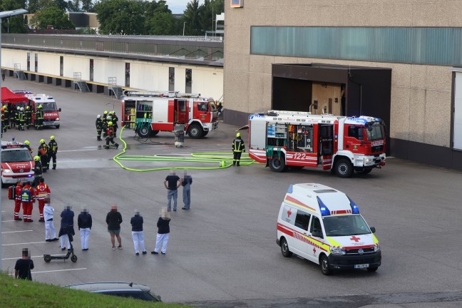 Gro�einsatz nach Brand einer L�ftungsanlage in einer Schokoladenfabrik in Sattledt