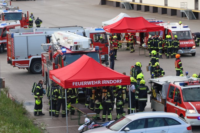 Gro�einsatz nach Brand einer L�ftungsanlage in einer Schokoladenfabrik in Sattledt