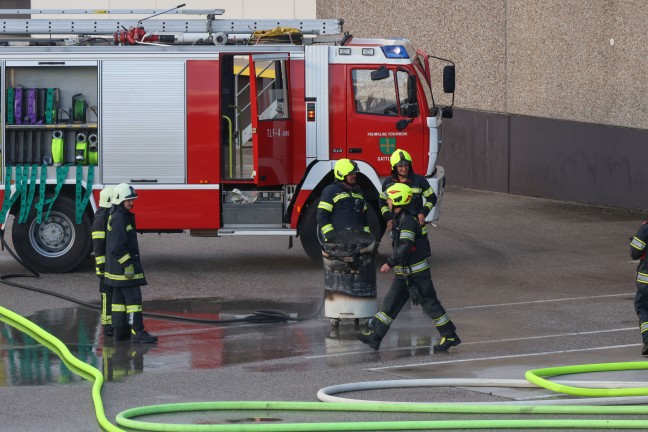 Gro�einsatz nach Brand einer L�ftungsanlage in einer Schokoladenfabrik in Sattledt