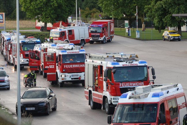 Gro�einsatz nach Brand einer L�ftungsanlage in einer Schokoladenfabrik in Sattledt