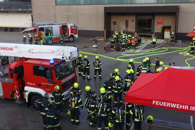 Gro�einsatz nach Brand einer L�ftungsanlage in einer Schokoladenfabrik in Sattledt