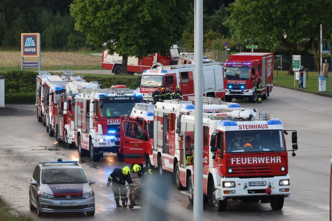 Gro�einsatz nach Brand einer L�ftungsanlage in einer Schokoladenfabrik in Sattledt