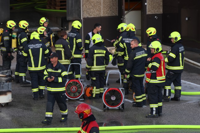 Gro�einsatz nach Brand einer L�ftungsanlage in einer Schokoladenfabrik in Sattledt