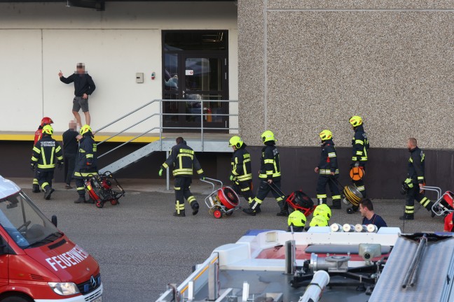 Gro�einsatz nach Brand einer L�ftungsanlage in einer Schokoladenfabrik in Sattledt