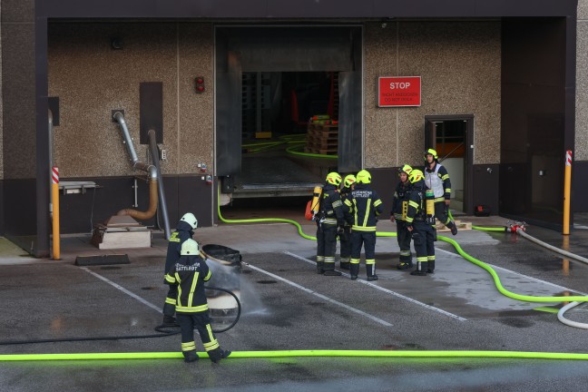 Gro�einsatz nach Brand einer L�ftungsanlage in einer Schokoladenfabrik in Sattledt