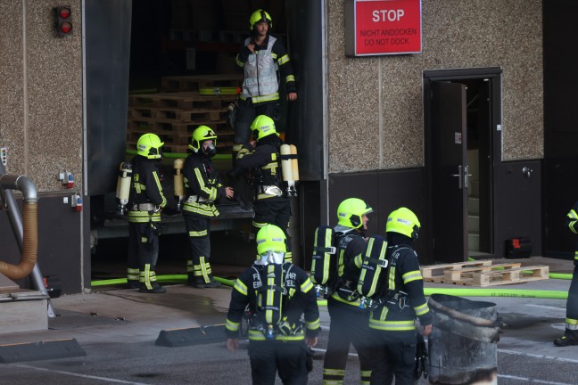 Gro�einsatz nach Brand einer L�ftungsanlage in einer Schokoladenfabrik in Sattledt