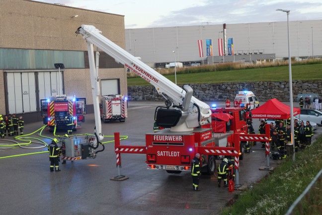 Gro�einsatz nach Brand einer L�ftungsanlage in einer Schokoladenfabrik in Sattledt