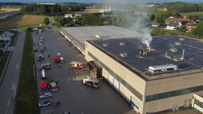 Gro�einsatz nach Brand einer L�ftungsanlage in einer Schokoladenfabrik in Sattledt