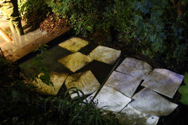 Umfangreicher Bindeeinsatz nach Dieselaustritt in einem kleinen Bachlauf in Pichl bei Wels