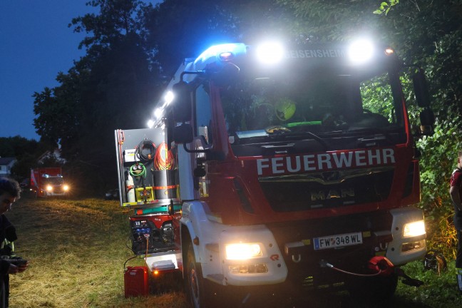 Umfangreicher Bindeeinsatz nach Dieselaustritt in einem kleinen Bachlauf in Pichl bei Wels