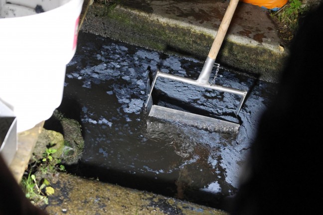 Umfangreicher Bindeeinsatz nach Dieselaustritt in einem kleinen Bachlauf in Pichl bei Wels