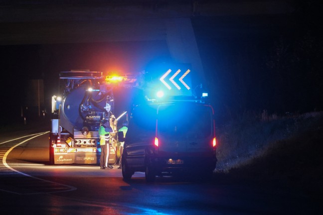 Umfangreicher Bindeeinsatz nach Dieselaustritt in einem kleinen Bachlauf in Pichl bei Wels