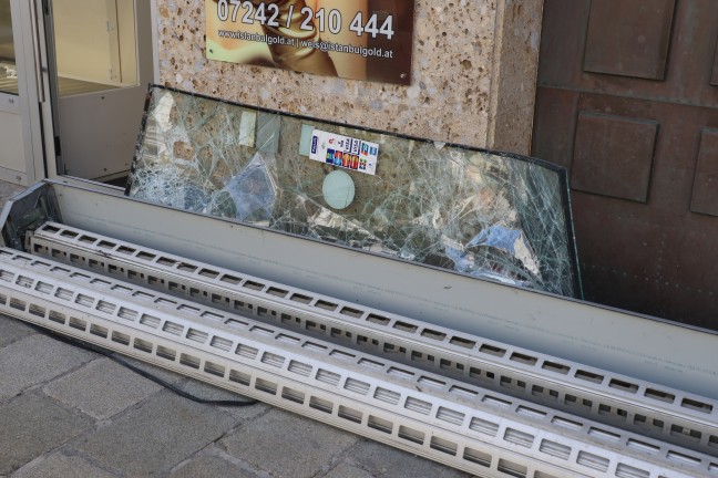 Juweliergesch�ft: Rolltor bei n�chtlichem Einbruch in Wels-Innenstadt mit PKW herausgerissen