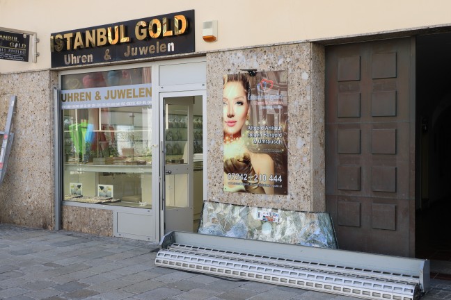 Juweliergesch�ft: Rolltor bei n�chtlichem Einbruch in Wels-Innenstadt mit PKW herausgerissen