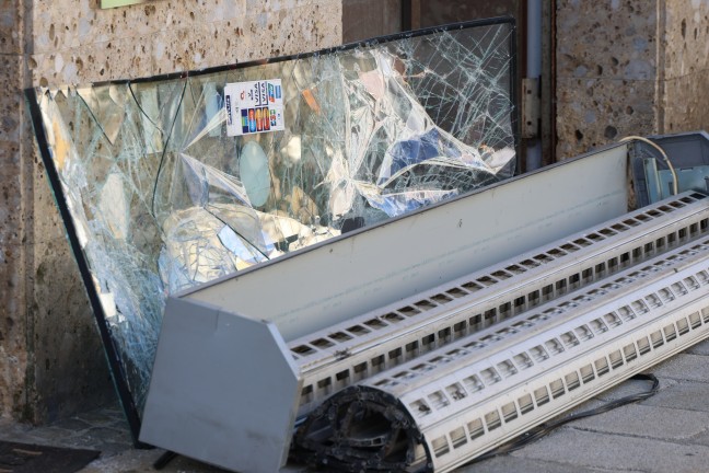 Juweliergesch�ft: Rolltor bei n�chtlichem Einbruch in Wels-Innenstadt mit PKW herausgerissen