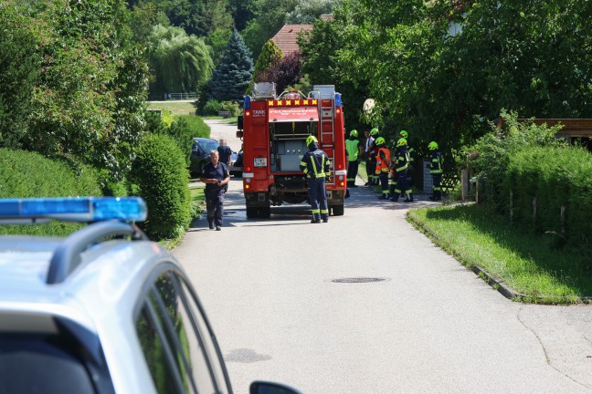 Drei Verletzte bei frontalem Fahrzeugcrash auf einer Stra�e in Rohr im Kremstal
