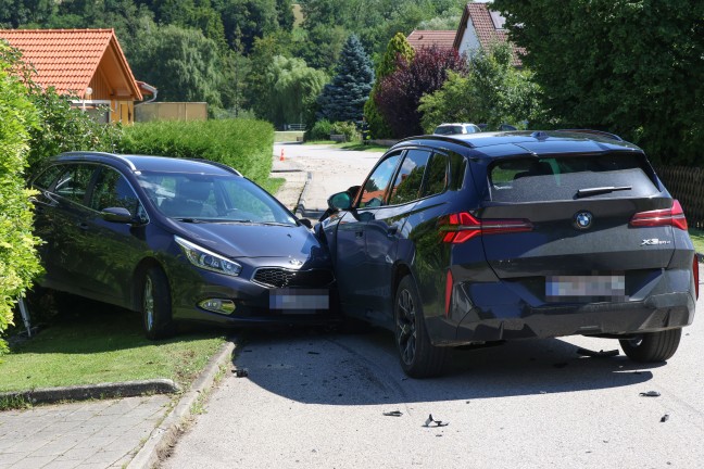 Drei Verletzte bei frontalem Fahrzeugcrash auf einer Stra�e in Rohr im Kremstal