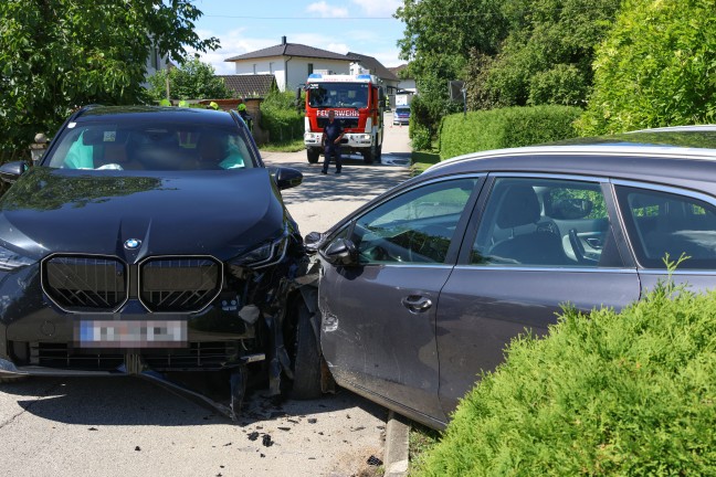 Drei Verletzte bei frontalem Fahrzeugcrash auf einer Stra�e in Rohr im Kremstal